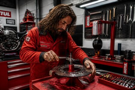 apprends à détecter facilement les disques voilés de ta voiture grâce à un test simple à réaliser toi-même à la maison.